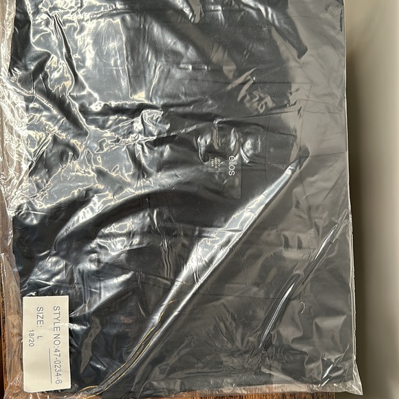 NWT Don’t be fooled by the wrinkles these are brand new fresh out the packaging - Picture 3 of 10